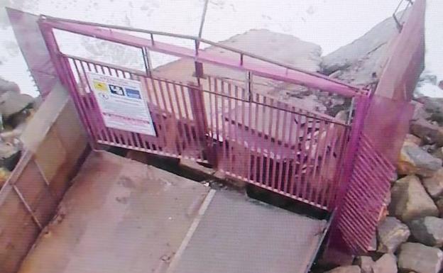 Cae un muro en el patio de la guardería de Enguera