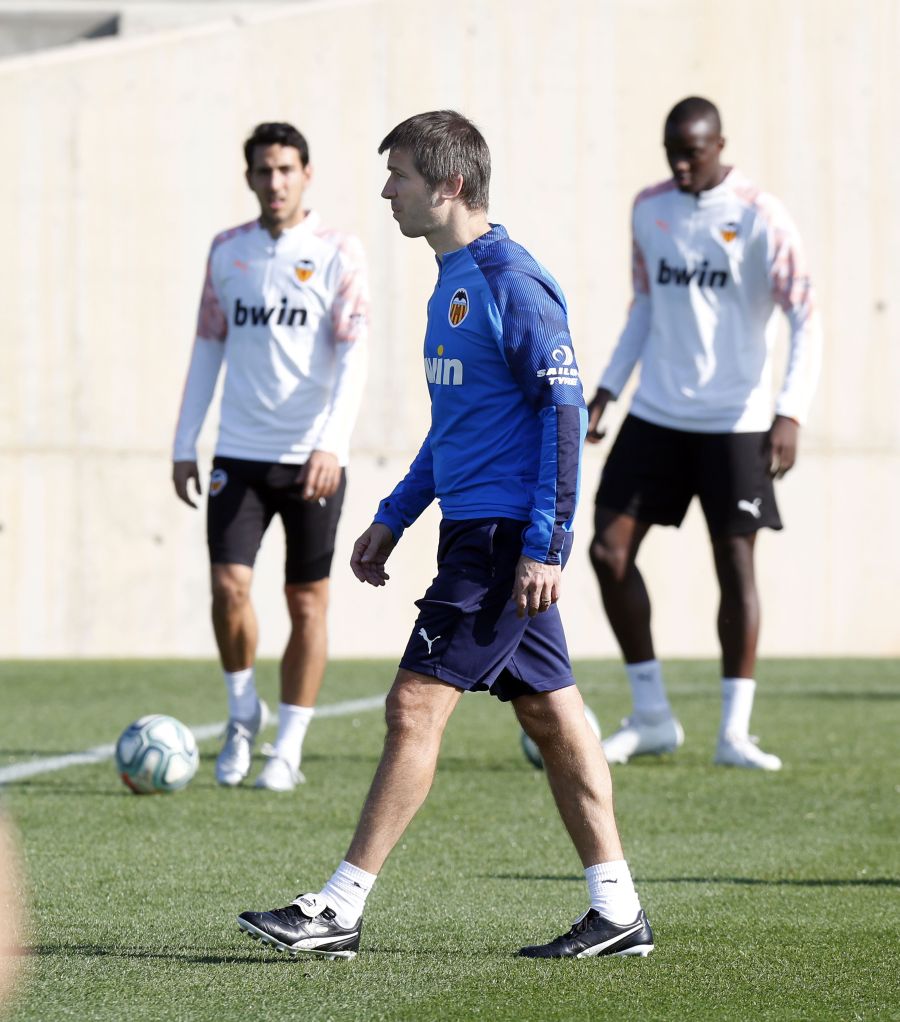 Celades recupera a Garay y Diakhaby pero pierde a Mangala