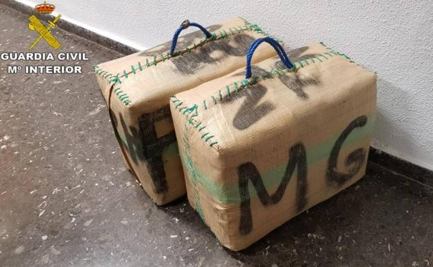 Cuatro detenidos por circular por Sagunto cargados con dos fardos de hachís