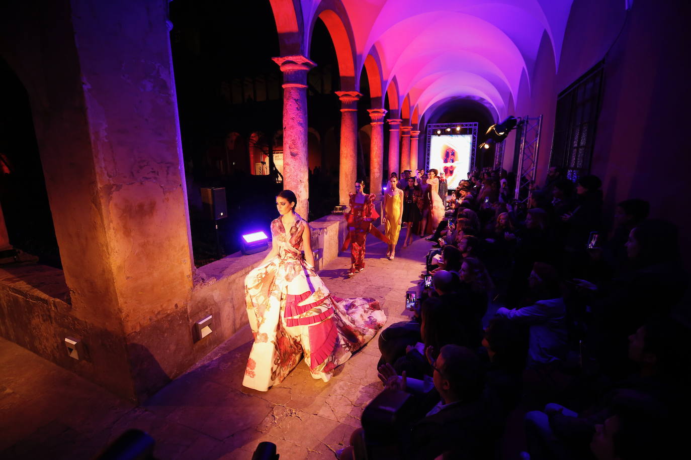 Desfile de moda valenciana en el Centre del Carme