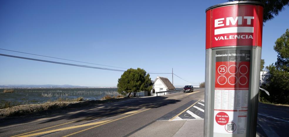 Dos horas de espera diaria en El Palmar para coger el bus que lleva a Valencia