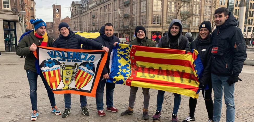 La afición del Valencia CF ya tiñe de blanquinegro el centro de Ámsterdam