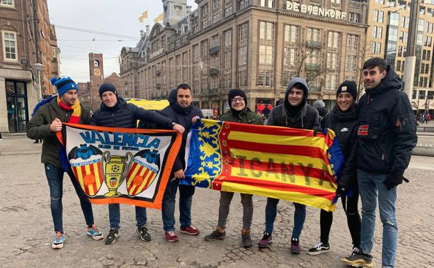 La afición del Valencia CF ya tiñe de blanquinegro el centro de Ámsterdam