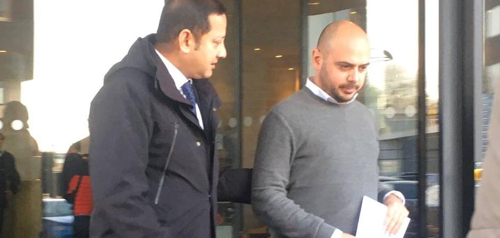 Los agentes de Carlos Soler y Ferran Torres, en el hotel del Valencia CF