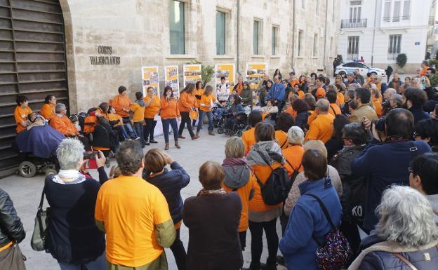 Los dependientes sufren esperas de hasta 14 meses para obtener las ayudas