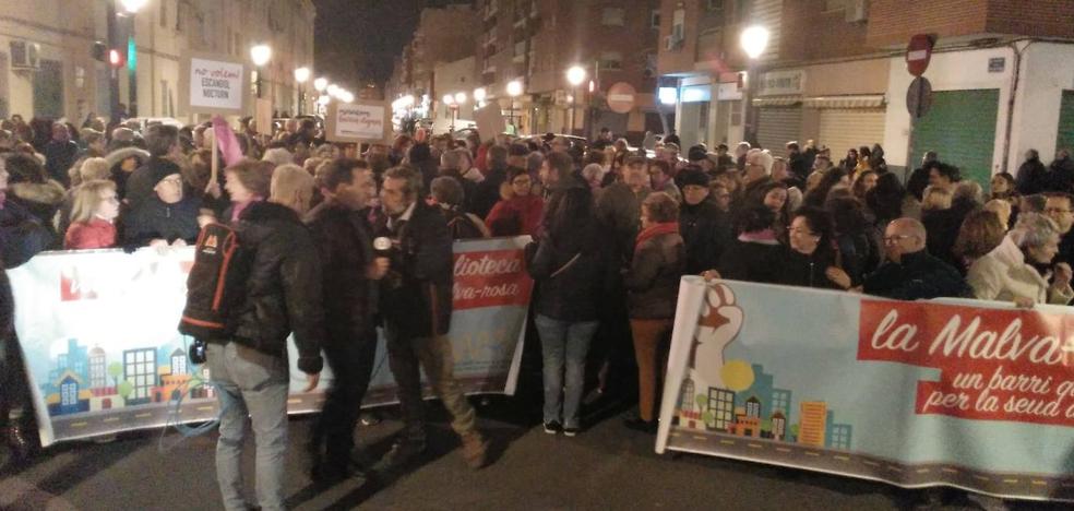 La Malvarrosa sale a la calle contra el abandono