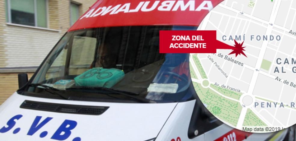 Tres heridos al atropellar una moto a dos peatones en Valencia
