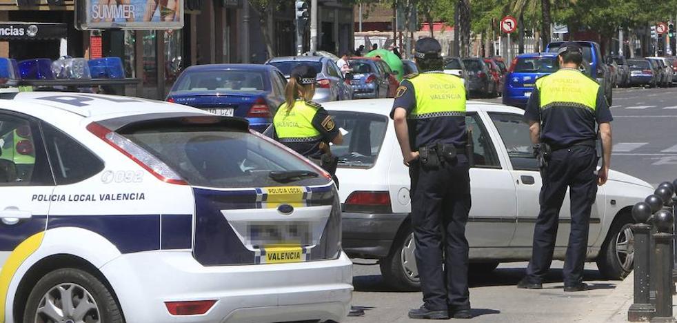 Un autobús de la EMT de Valencia choca contra una marquesina y deja un herido