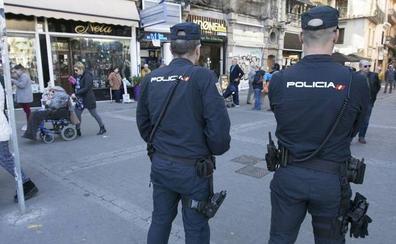 Dos detenidos de una red que prostituía a transexuales y mujeres en pisos de citas en Valencia