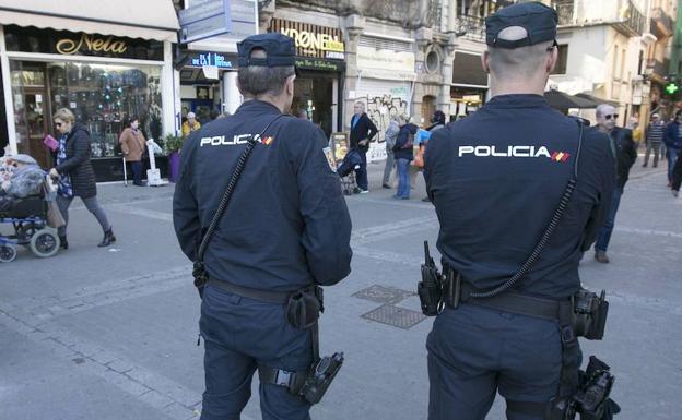 Dos detenidos de una red que prostituía a transexuales y mujeres en pisos de citas en Valencia