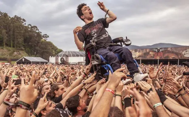 Premiado el joven en silla de ruedas alzado por el público en un concierto