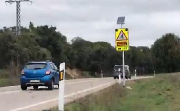 Instalan la primera señal que avisa cuando un ciclista circula por la carretera