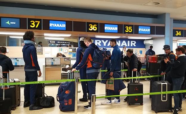 El Valencia Basket, retenido en Manises por una avería en su avión