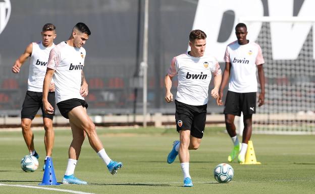 Gameiro vuelve a ejercitarse con un grupo que cuenta ya con Paulista