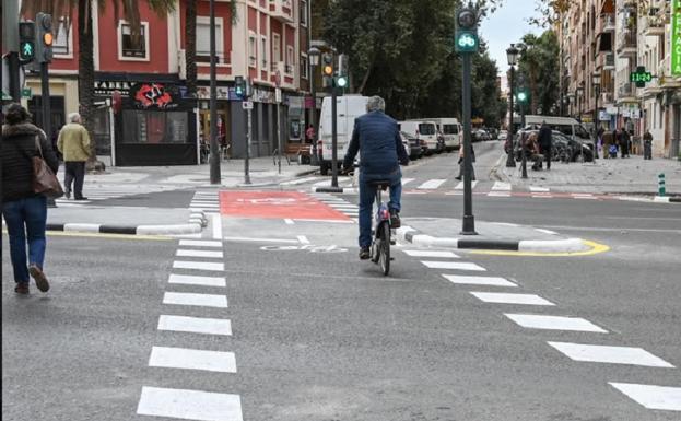 Valencia abre un nuevo tramo de carril bici en una de sus grandes avenidas