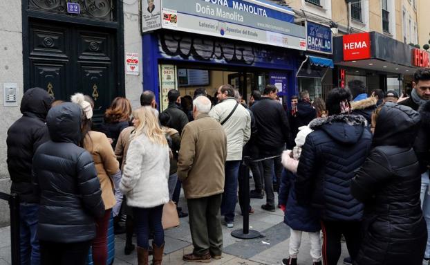 El viento en Valencia provoca el cierre de la pista de hielo, caída de árboles y cancelaciones de trenes