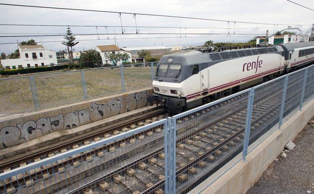 Muere una mujer atropellada por el Euromed que cubre la línea Barcelona-Valencia