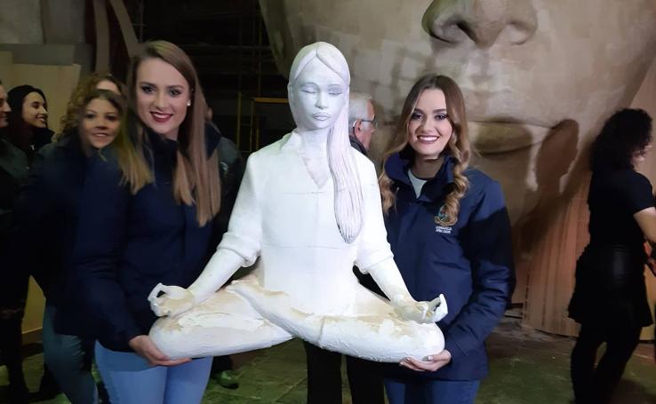 Consuelo Llobell y su corte visitan la construcción de la falla municipal