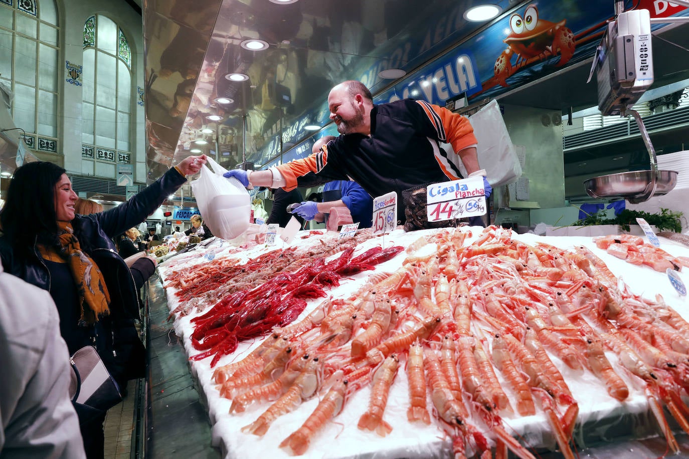 Los valencianos compran marisco en el Mercado Central para Nochebuena y Navidad