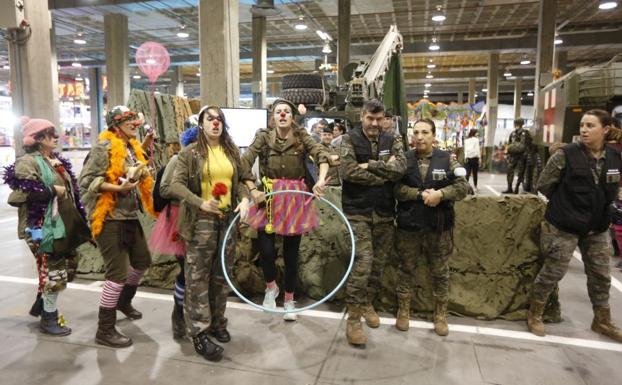 Activistas irrumpen en Expojove vestidos de payasos militares en protesta por la presencia de Fuerzas Armadas