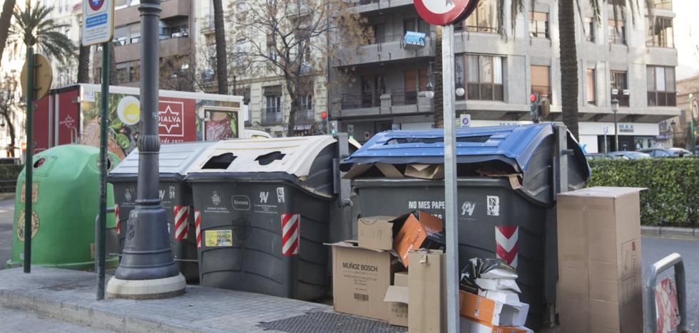 Examen a los contenedores de la basura de Valencia: el punto débil es el papel