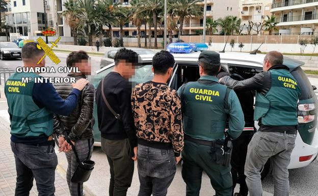 La Guardia Civil desarticula en Dénia un grupo criminal especializado en el robo con violencia en tiendas de telefonía