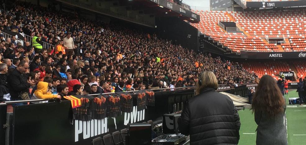 9.000 aficionados en el entrenamiento del Valencia en Mestalla
