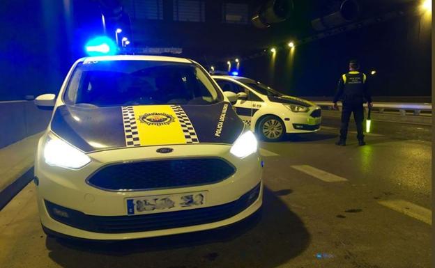 Detenido un hombre por conducir ebrio, sin carné y chocar contra otros coches en la avenida Peris y Valero de Valencia