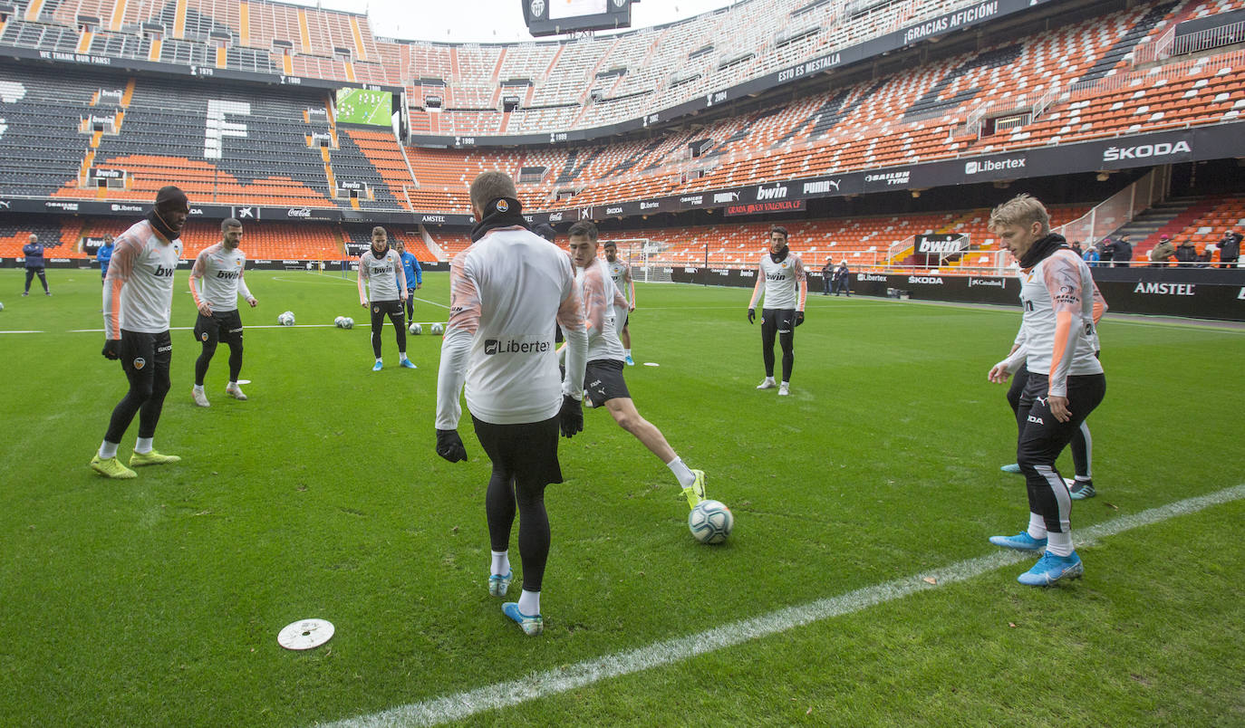 Entrenamiento a puerta abierta del Valencia CF en Mestalla