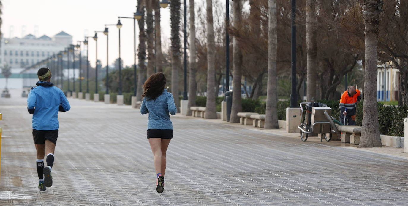 Los servicios de limpieza retiran la basura tras la Nochevieja en Valencia