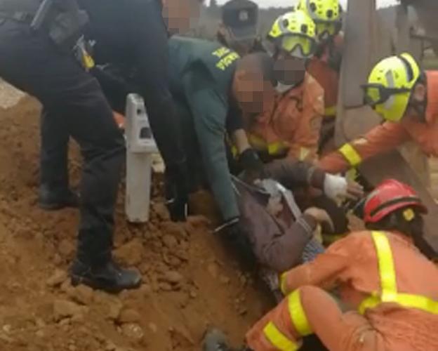 Salvan la vida al conductor de un tractor tras volcar en un agujero en Chiva