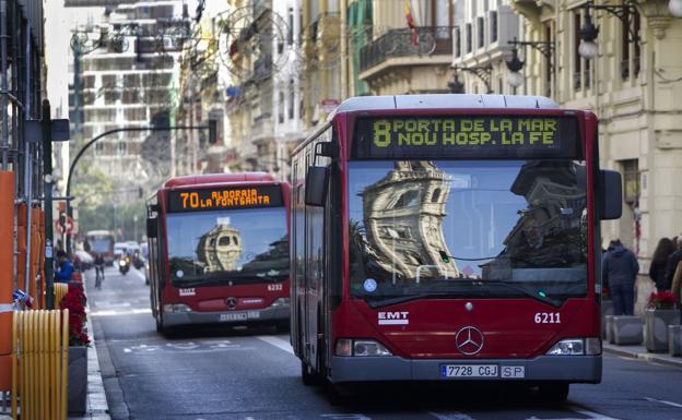 Los vecinos critican la frecuencia de paso de los autobuses de la EMT y no saber nada de la plaza del Ayuntamiento