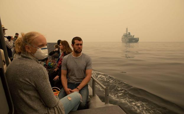 Australia evacúa a 4.000 personas atrapadas desde Año Nuevo en una playa por los incendios