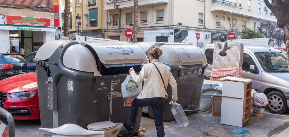 El Ayuntamiento aplaza un año la compra de camiones de basura