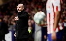 Paco López da instrucciones durante el choque./EFE/Mariscal