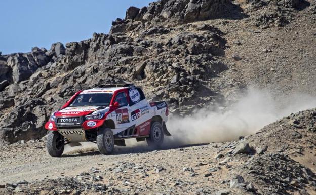 Alonso comienza el Dakar con un undécimo puesto y dos pinchazos