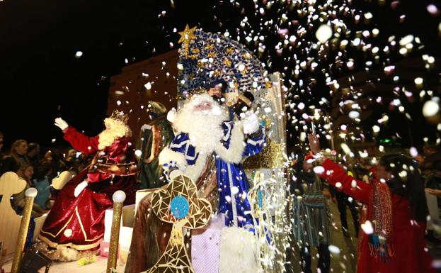 Un rey Melchor ataca con 'caramelazos' a los asistentes de la cabalgata