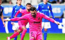 Sadiku, en el lanzamiento de penalti que supuso el empate del Málaga el pasado domingo./AGENCIA LOF