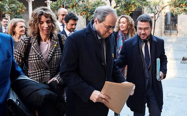 Lo que el Rey Felipe VI tiene sobre su mesa del despacho: de la lupa gigante a la Copa del Mundo