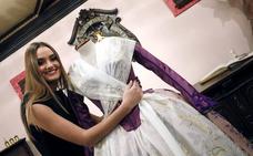 Las falleras mayores y cortes reciben la indumentaria creada en menos de un mes