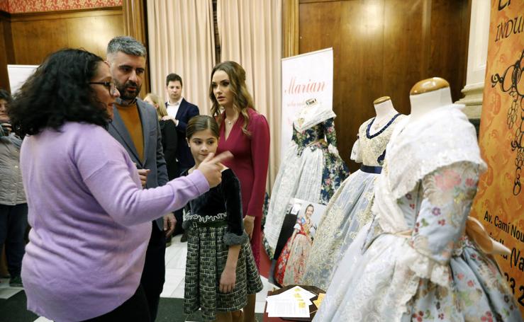 Las falleras mayores y cortes reciben la indumentaria creada en menos de un mes