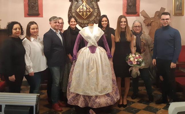 Consuelo Llobell posa junto a su traje confeccionado por los alumnos del gremio de Sastres y Modistas./LP