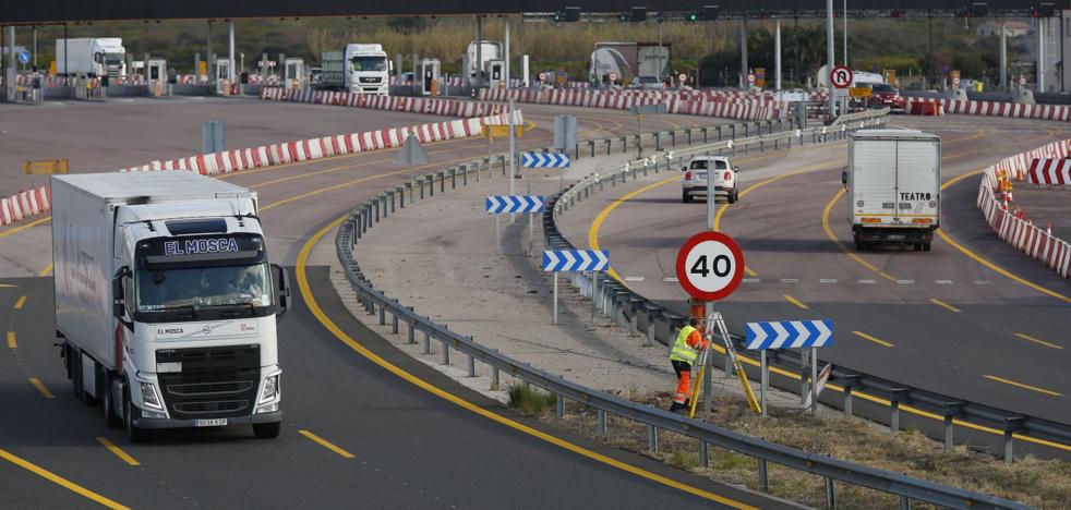 Fomento ya prepara los desvíos de tráfico para demoler peajes de la AP-7