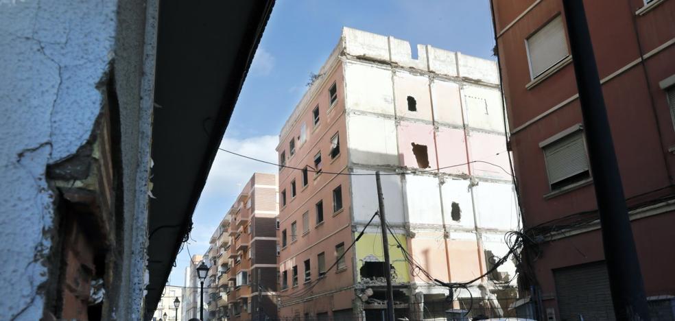 El barrio del Grao se despide de las fincas de la droga