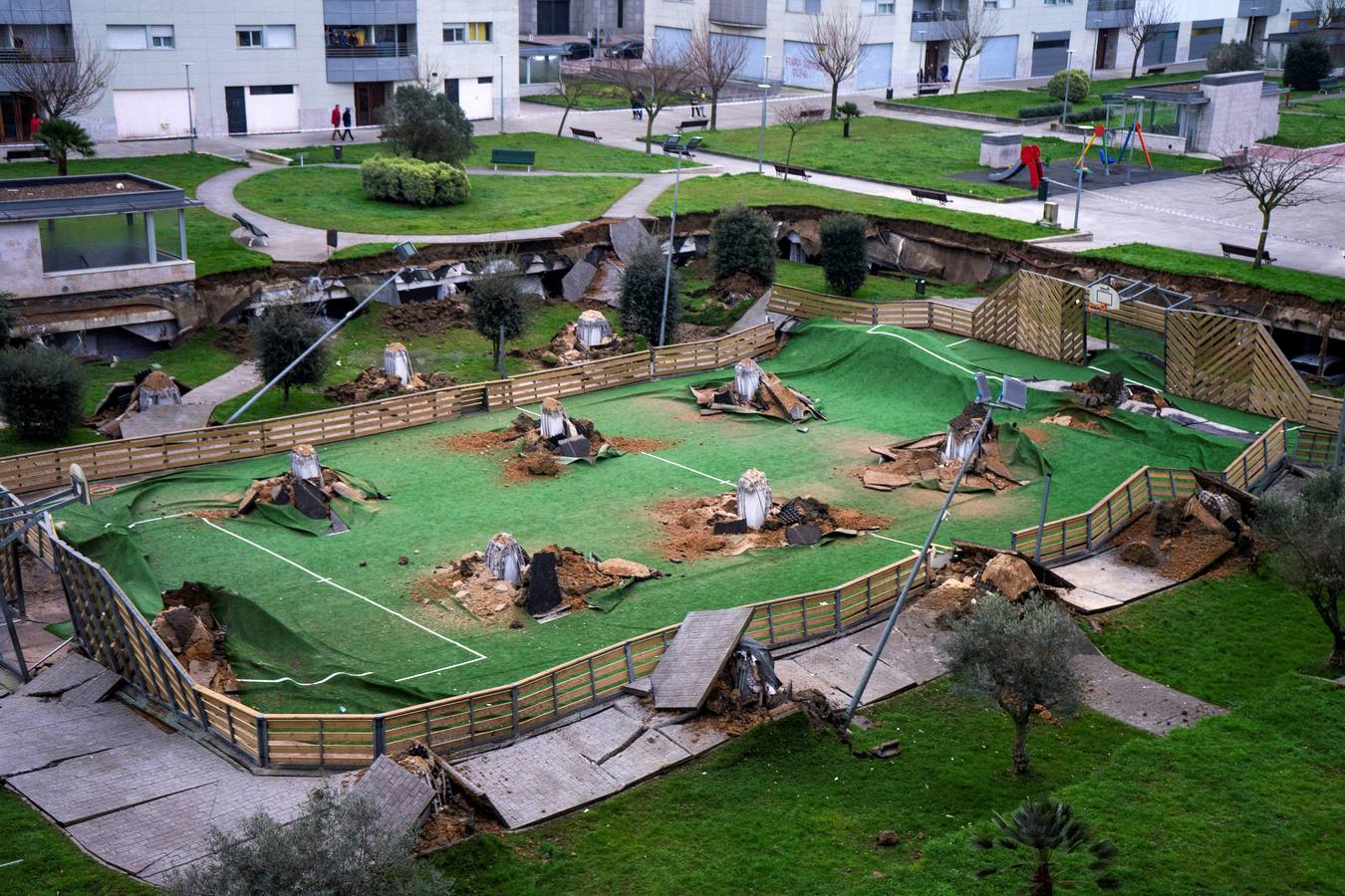 Un parque infantil y deportivo se hunde sobre un 'parking' en Santander