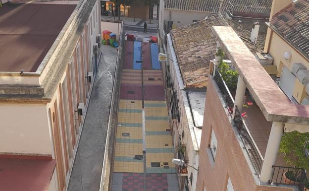 Valencia abre una nueva calle peatonal con un colorido diseño