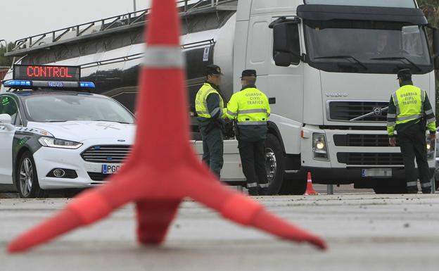 Una asociación niega que dos guardias civiles obligaran a unos jóvenes a hablar español en Tavernes