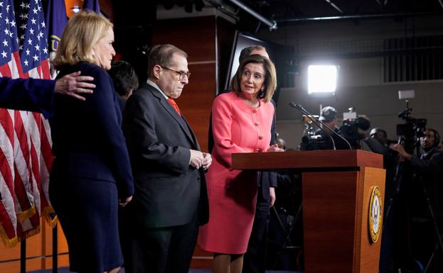 Pelosi presenta a los siete fiscales que acusarán a Trump