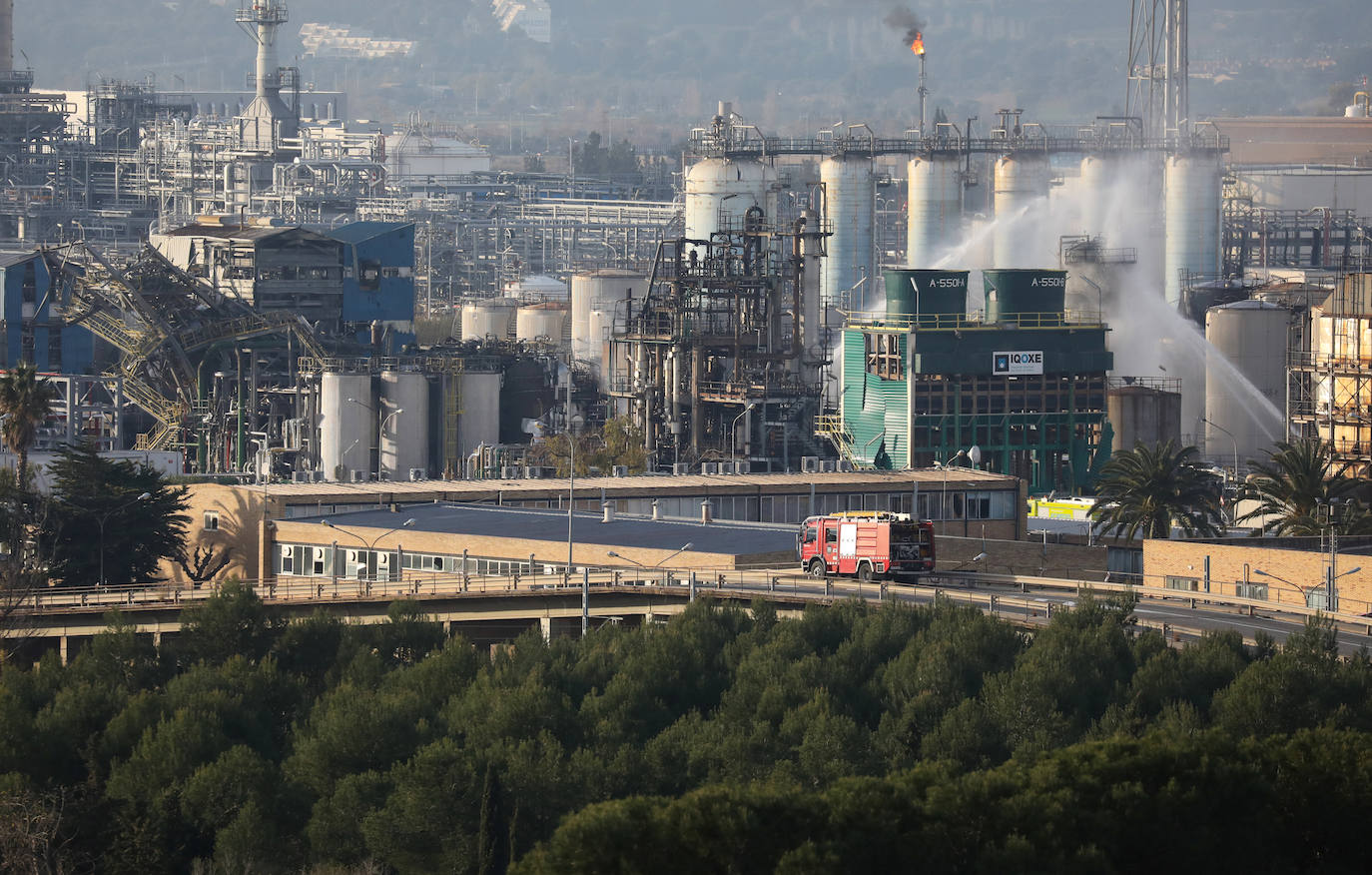 Las impactantes imágenes de la explosión de una planta petroquímica en Tarragona