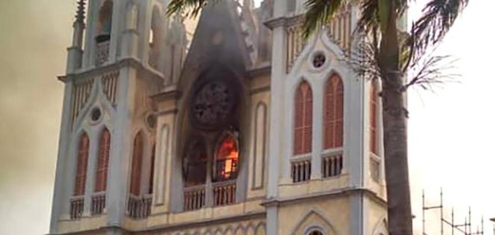 Las llamas devoran la catedral de Santa Isabel en Malabo